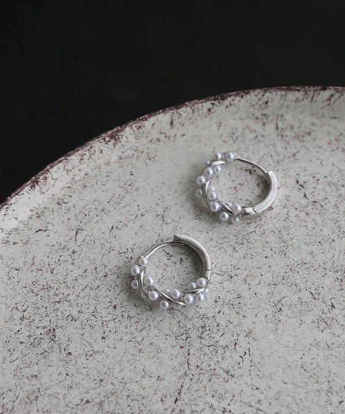 colleca la（コレカラ）の「[silver925]ツイストパールフープピアス〈金属アレルギー対応〉（ピアス（両耳用）・レディース・シルバー/ゴールド・FREE）」の2枚目の写真