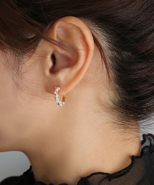 colleca la（コレカラ）の「[silver925]ツイストパールフープピアス〈金属アレルギー対応〉（ピアス（両耳用）・レディース・シルバー/ゴールド・FREE）」の5枚目の写真