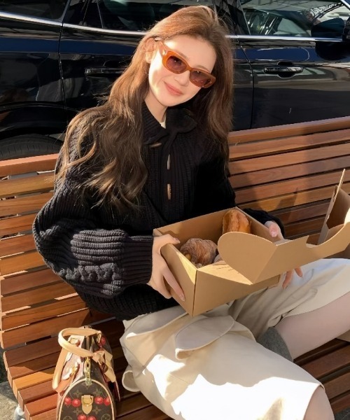 Ritzy(リッツィー)の「トグルボタン スタンドカラーケッブル編みニットトップス(ニット/セーター・レディース・アイボリー/ブラック・FREE)」の7枚目の写真