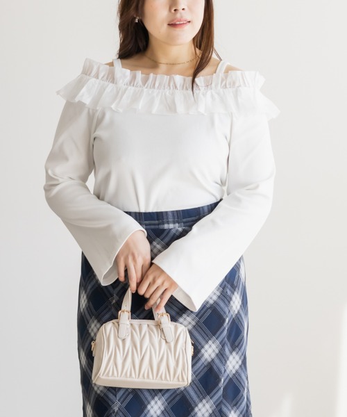 CLETTE(クレット)の「CLETTEオリジナルフリルオフショルリブトップス(Tシャツ/カットソー・レディース・オフホワイト/チャコールグレー/ブラック・LL/3L/4L)」の4枚目の写真