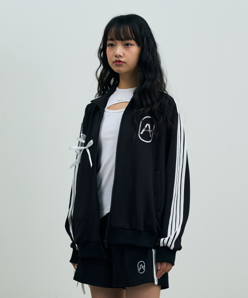 ARI（アリ）の「A RIBBON TRACK TOP / BLACK（ナイロンジャケット・レディース・ブラック・FREE）」の2枚目の写真