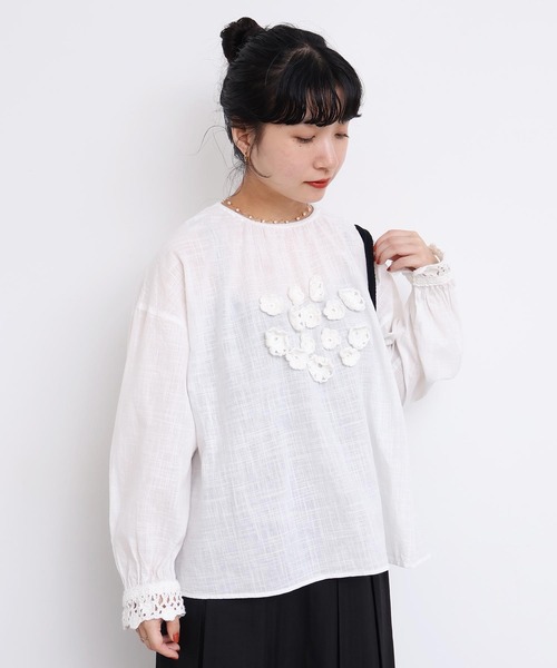 l'atelier du savon（アトリエドサボン）の「handcraft　かぎ針お花のついたTブラウス（シャツ/ブラウス・レディース・ホワイト・FREE）」の13枚目の写真