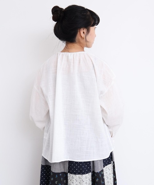 l'atelier du savon（アトリエドサボン）の「handcraft　かぎ針お花のついたTブラウス（シャツ/ブラウス・レディース・ホワイト・FREE）」の5枚目の写真