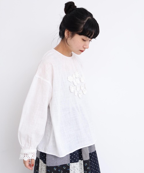 l'atelier du savon（アトリエドサボン）の「handcraft　かぎ針お花のついたTブラウス（シャツ/ブラウス・レディース・ホワイト・FREE）」の8枚目の写真