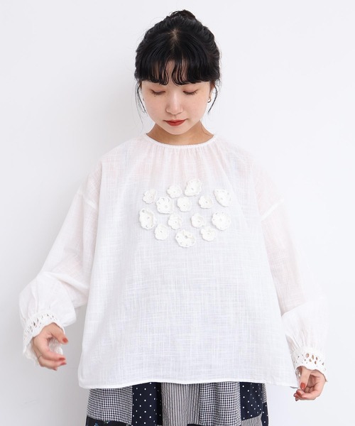 l'atelier du savon（アトリエドサボン）の「handcraft　かぎ針お花のついたTブラウス（シャツ/ブラウス・レディース・ホワイト・FREE）」の7枚目の写真