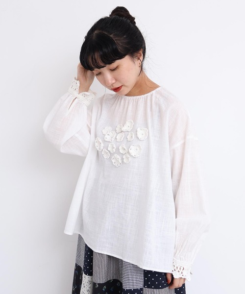 l'atelier du savon（アトリエドサボン）の「handcraft　かぎ針お花のついたTブラウス（シャツ/ブラウス・レディース・ホワイト・FREE）」の22枚目の写真