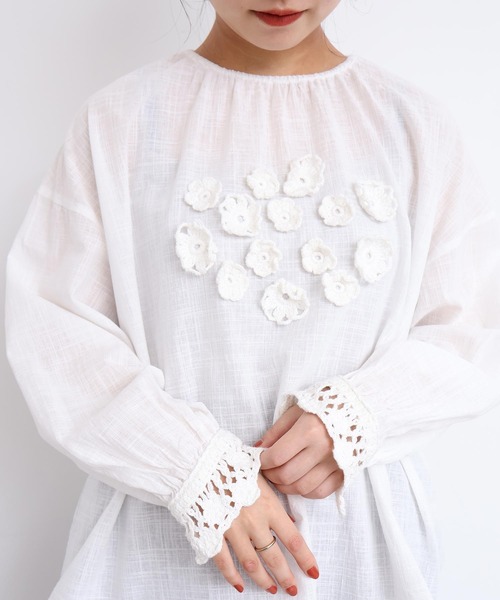 l'atelier du savon（アトリエドサボン）の「handcraft　かぎ針お花のついたTブラウス（シャツ/ブラウス・レディース・ホワイト・FREE）」の3枚目の写真