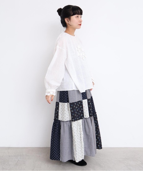 l'atelier du savon（アトリエドサボン）の「handcraft　かぎ針お花のついたTブラウス（シャツ/ブラウス・レディース・ホワイト・FREE）」の10枚目の写真