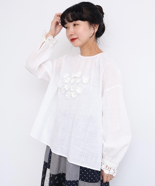 l'atelier du savon（アトリエドサボン）の「handcraft　かぎ針お花のついたTブラウス（シャツ/ブラウス・レディース・ホワイト・FREE）」の4枚目の写真