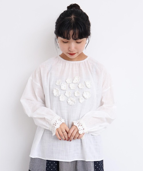 l'atelier du savon（アトリエドサボン）の「handcraft　かぎ針お花のついたTブラウス（シャツ/ブラウス・レディース・ホワイト・FREE）」の6枚目の写真