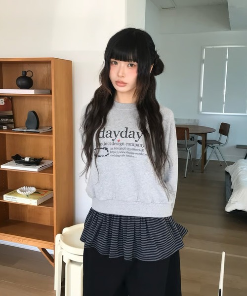 DAYDAY(デイデイ)の「ドットカテゴリーロゴクロップドクルーネックスウェットシャツ(スウェット・レディース・グレー/ネイビー・M/L)」の1枚目の写真