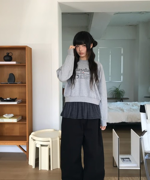DAYDAY(デイデイ)の「ドットカテゴリーロゴクロップドクルーネックスウェットシャツ(スウェット・レディース・グレー/ネイビー・M/L)」の5枚目の写真