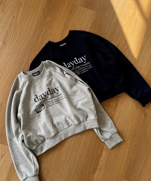 DAYDAY(デイデイ)の「ドットカテゴリーロゴクロップドクルーネックスウェットシャツ(スウェット・レディース・グレー/ネイビー・M/L)」の4枚目の写真