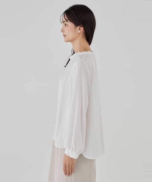 a.v.v(アーヴェヴェ)の「【洗える】タックネックブラウス(シャツ/ブラウス・レディース・ホワイト/ダークインディゴブルー・36/40/38/42/34)」の7枚目の写真
