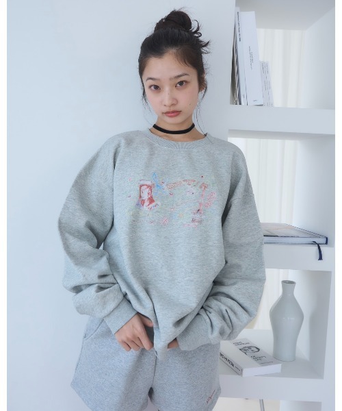 Smyeon(スミョン)の「Graphic crewneck sweat tops/グラフィックプリントクルーネックスウェット(スウェット・レディース・ホワイト/グレー・FREE)」の2枚目の写真