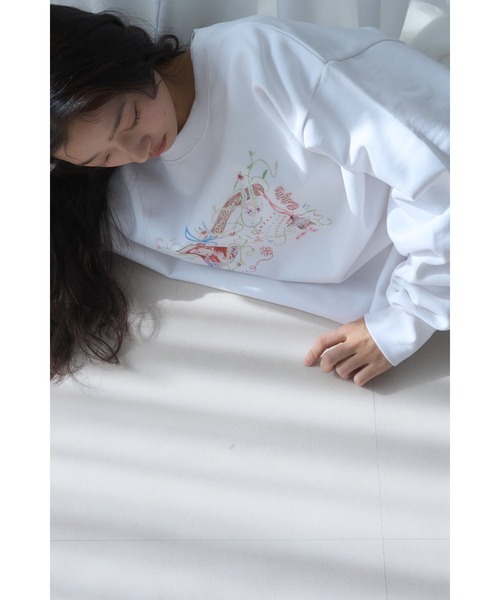 Smyeon(スミョン)の「Graphic crewneck sweat tops/グラフィックプリントクルーネックスウェット(スウェット・レディース・ホワイト/グレー・FREE)」の9枚目の写真