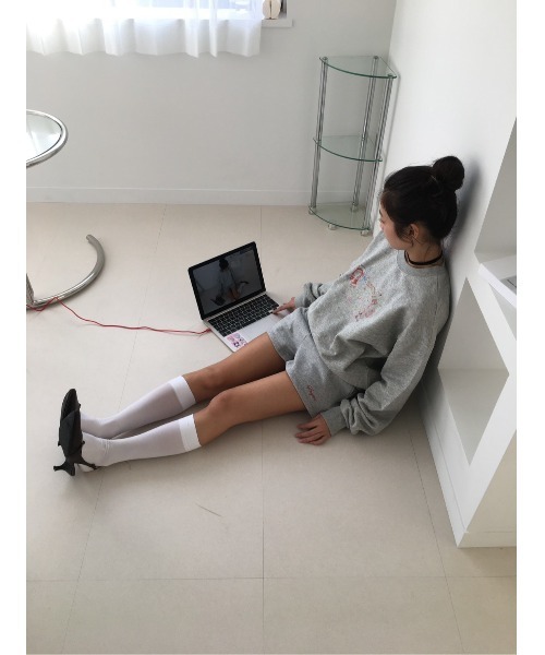 Smyeon(スミョン)の「Graphic crewneck sweat tops/グラフィックプリントクルーネックスウェット(スウェット・レディース・ホワイト/グレー・FREE)」の19枚目の写真
