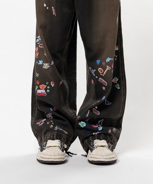 Maison MIHARA YASUHIRO（メゾンミハラヤスヒロ）の「Kids Sticker Printed Baker Denim Pants（デニムパンツ・メンズ・ブラック/インディゴブルー・46/44）」の6枚目の写真