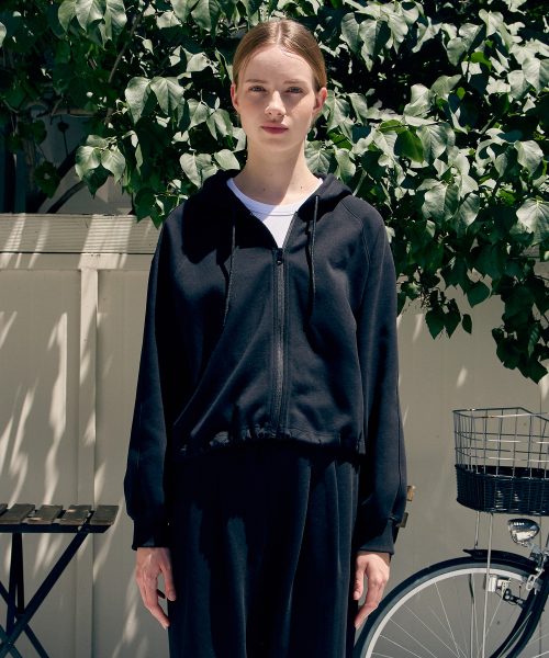 BASIC HOUSE(ベーシックハウス)の「女性特別綿クロップフードジップアップブラック(パーカー・レディース・ブラック・FREE)」の2枚目の写真