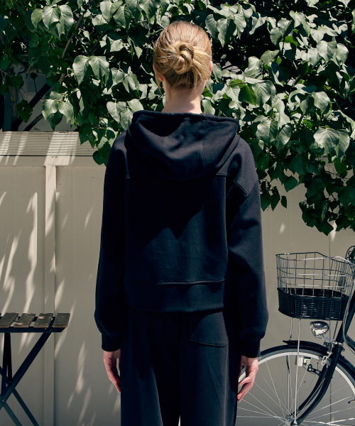 BASIC HOUSE(ベーシックハウス)の「女性特別綿クロップフードジップアップブラック(パーカー・レディース・ブラック・FREE)」の3枚目の写真