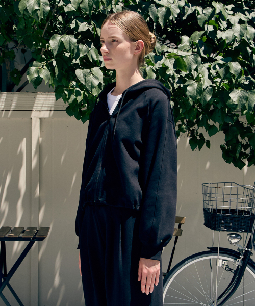 BASIC HOUSE(ベーシックハウス)の「女性特別綿クロップフードジップアップブラック(パーカー・レディース・ブラック・FREE)」の4枚目の写真