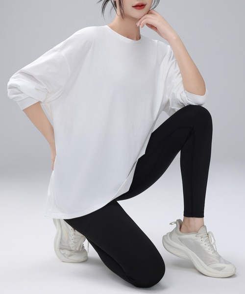 HYSSHOP（エイチワイエスショップ）の「【吸汗素材/伸縮性あり】肌さわりの良い綿混生地。長袖 ドロップショルダー チュニック風 オーバーサイズ アシメ ヨガ トップス レディース[トレーニングウェア/ジムウェア/ピラティスウェア]（その他トップス・レディース・ホワイト/ブラック/グレー/ダークグレー/ミント/ピンク・FREE）」の9枚目の写真