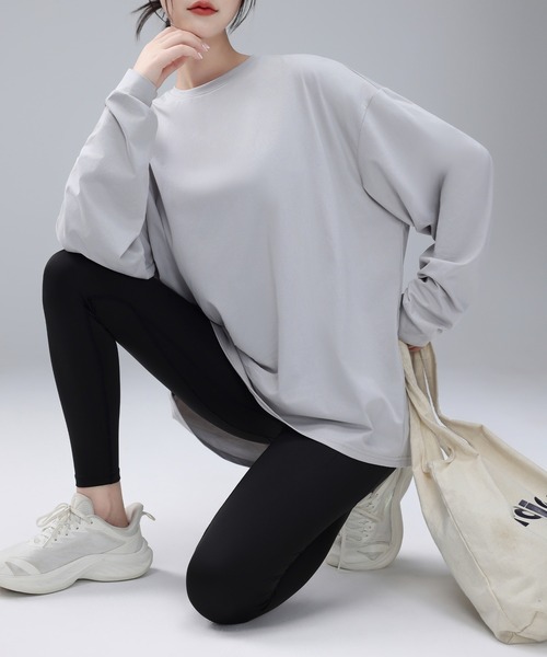 HYSSHOP（エイチワイエスショップ）の「【吸汗素材/伸縮性あり】肌さわりの良い綿混生地。長袖 ドロップショルダー チュニック風 オーバーサイズ アシメ ヨガ トップス レディース[トレーニングウェア/ジムウェア/ピラティスウェア]（その他トップス・レディース・ホワイト/ブラック/グレー/ダークグレー/ミント/ピンク・FREE）」の17枚目の写真