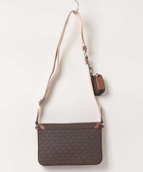 MICHAEL KORS(マイケルコース)の「HUDSON フラップ クロスボディ ウィズ ポーチ ミニ - MKシグネチャー(ショルダーバッグ・メンズ・ブラウン系その他・FREE)」の8枚目の写真