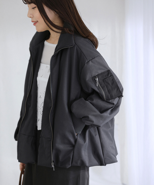 La TOTALITE（ラトータリテ）の「【洗える】中綿バルーンブルゾン（ブルゾン・レディース・ホワイト/チャコールグレー・FREE）」の8枚目の写真