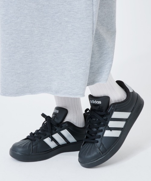 adidas(アディダス)の「アディダス adidas ストリートトーク(スニーカー・レディース・ブラック×シルバー・23.0cm/23.5cm/24.0cm/24.5cm/25.0cm)」の1枚目の写真