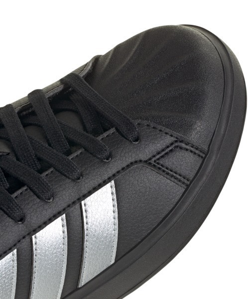 adidas(アディダス)の「アディダス adidas ストリートトーク(スニーカー・レディース・ブラック×シルバー・23.0cm/23.5cm/24.0cm/24.5cm/25.0cm)」の5枚目の写真