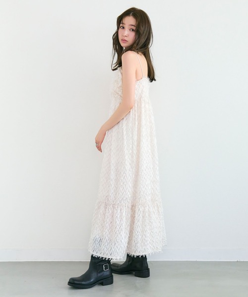 Tiny EDEN(タイニーエデン)の「シャギーフリンジキャミロングワンピース(ワンピース・レディース・ホワイト/ブラック・FREE)」の6枚目の写真