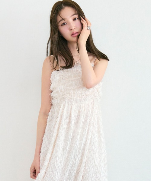 Tiny EDEN(タイニーエデン)の「シャギーフリンジキャミロングワンピース(ワンピース・レディース・ホワイト/ブラック・FREE)」の11枚目の写真
