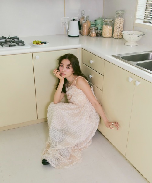 Tiny EDEN(タイニーエデン)の「シャギーフリンジキャミロングワンピース(ワンピース・レディース・ホワイト/ブラック・FREE)」の9枚目の写真