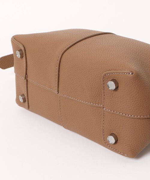 NiiNa(ニーナ)の「【 NiiNa / ニーナ 】高品質レザースクエアシルエットショルダーバッグ(長さ調整可能)(ショルダーバッグ・レディース・ホワイト/ブラウン/ダークブラウン/ブラック・FREE)」の7枚目の写真