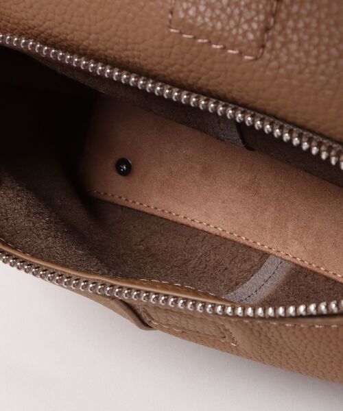 NiiNa(ニーナ)の「【 NiiNa / ニーナ 】高品質レザースクエアシルエットショルダーバッグ(長さ調整可能)(ショルダーバッグ・レディース・ホワイト/ブラウン/ダークブラウン/ブラック・FREE)」の6枚目の写真
