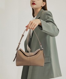 【 NiiNa / ニーナ 】高品質レザースクエアシルエットショルダーバッグ(長さ調整可能)