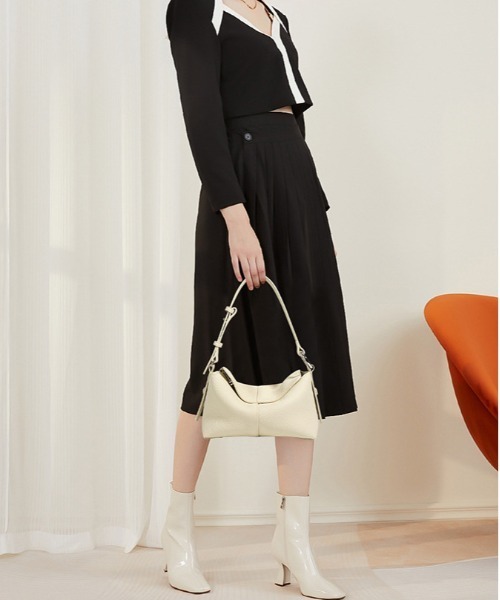 NiiNa(ニーナ)の「【 NiiNa / ニーナ 】高品質レザースクエアシルエットショルダーバッグ(長さ調整可能)(ショルダーバッグ・レディース・ホワイト/ブラウン/ダークブラウン/ブラック・FREE)」の2枚目の写真