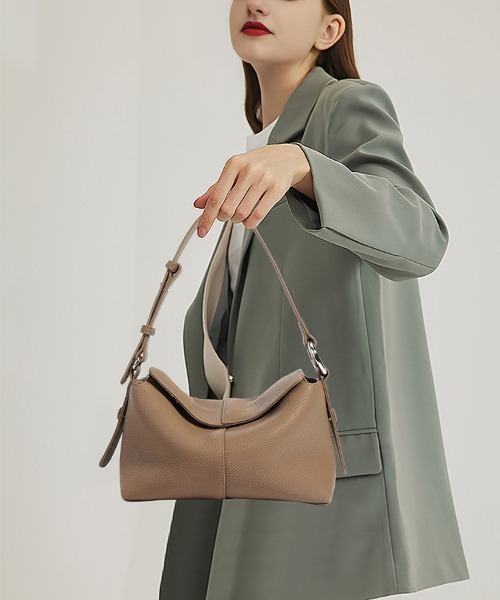 NiiNa(ニーナ)の「【 NiiNa / ニーナ 】高品質レザースクエアシルエットショルダーバッグ(長さ調整可能)(ショルダーバッグ・レディース・ホワイト/ブラウン/ダークブラウン/ブラック・FREE)」の21枚目の写真