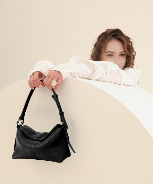 NiiNa(ニーナ)の「【 NiiNa / ニーナ 】高品質レザースクエアシルエットショルダーバッグ(長さ調整可能)(ショルダーバッグ・レディース・ホワイト/ブラウン/ダークブラウン/ブラック・FREE)」の19枚目の写真