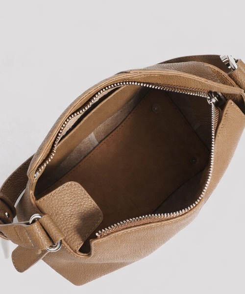 NiiNa(ニーナ)の「【 NiiNa / ニーナ 】高品質レザースクエアシルエットショルダーバッグ(長さ調整可能)(ショルダーバッグ・レディース・ホワイト/ブラウン/ダークブラウン/ブラック・FREE)」の16枚目の写真