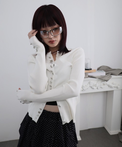 Ulysses(ユリシス)の「メニーボタンデザインリブニットカーディガン(カーディガン/ボレロ・レディース・ホワイト/ブラック・F)」の9枚目の写真