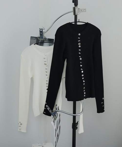 Ulysses(ユリシス)の「メニーボタンデザインリブニットカーディガン(カーディガン/ボレロ・レディース・ホワイト/ブラック・F)」の5枚目の写真