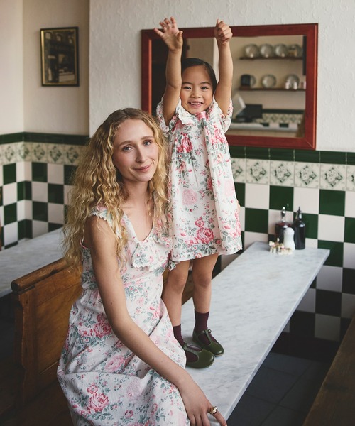 Cath Kidston(キャスキッドソン)の「キッズ フリルワンピース Hackney Rose(ワンピース・キッズ・ピンク・122/110/98)」の3枚目の写真