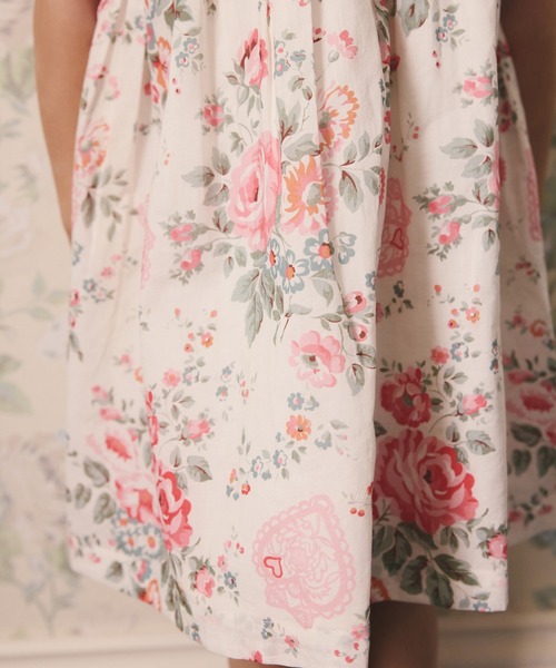 Cath Kidston(キャスキッドソン)の「キッズ フリルワンピース Hackney Rose(ワンピース・キッズ・ピンク・122/110/98)」の5枚目の写真