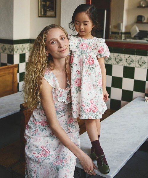 Cath Kidston(キャスキッドソン)の「キッズ フリルワンピース Hackney Rose(ワンピース・キッズ・ピンク・122/110/98)」の2枚目の写真