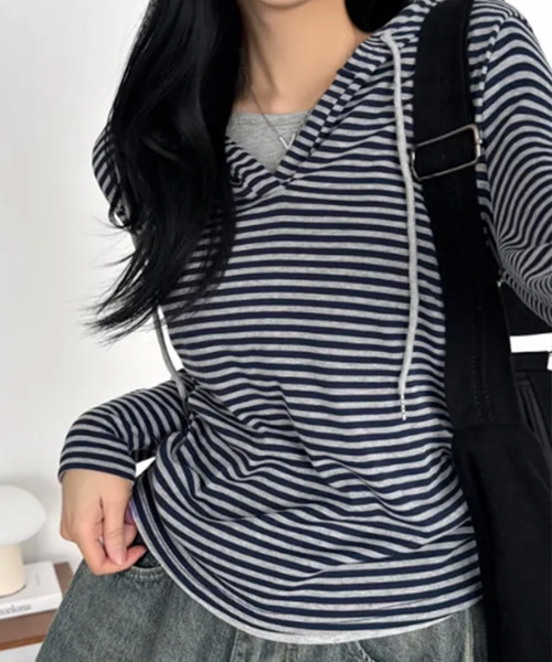 VIVID LADY(ビビッドレディー)の「レイヤード風 ボーダーフーディーTシャツ(Tシャツ/カットソー・レディース・ブラック/アイボリー/ネイビー・FREE)」の3枚目の写真