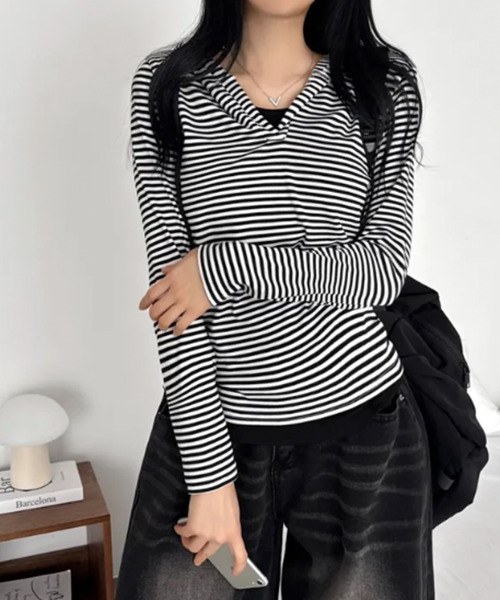 VIVID LADY(ビビッドレディー)の「レイヤード風 ボーダーフーディーTシャツ(Tシャツ/カットソー・レディース・ブラック/アイボリー/ネイビー・FREE)」の4枚目の写真