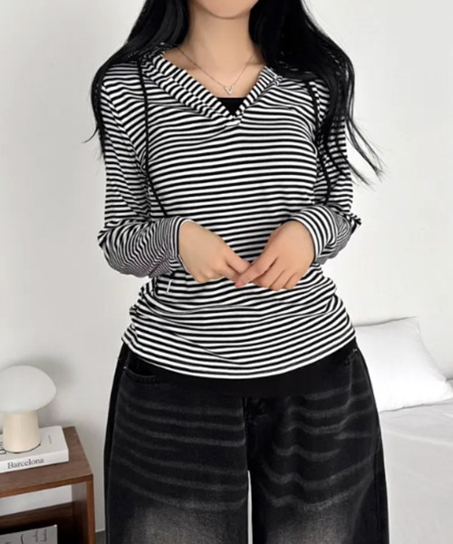 VIVID LADY(ビビッドレディー)の「レイヤード風 ボーダーフーディーTシャツ(Tシャツ/カットソー・レディース・ブラック/アイボリー/ネイビー・FREE)」の5枚目の写真