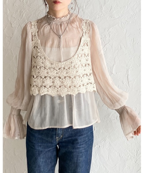 She's Closet(シーズクローゼット)の「ショート丈 深Uネック かぎ編み ビスチェ クロシェベスト(ベスト・レディース・ブラック/アイボリー・FREE)」の3枚目の写真